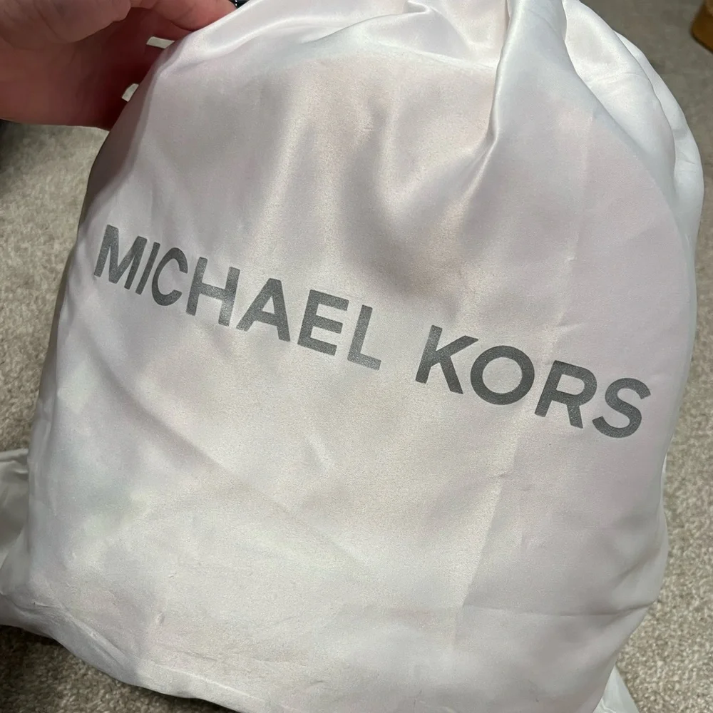 BRAND NEW MK RHEA ZIP IN ~CARNATION~ 🩷 - Picture 2 of 13